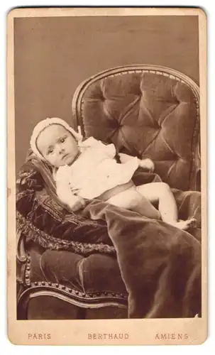 Fotografie Berthaud, Paris, 9, Rue Cadet, Portrait halbnacktes Kleinkind im Hemd