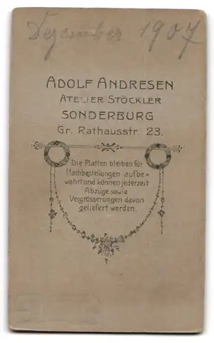 Fotografie Adolf Andresen, Sonderburg, Gr. Rathausstrasse 23, Portrait kleiner Junge im Matrosenanzug mit Kleinkind