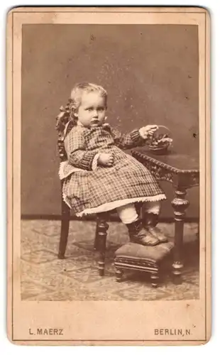 Fotografie L. Maerz, Berlin-N., Badstrasse 62, Portrait kleines Mädchen im karierten Kleid