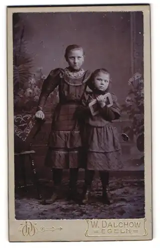 Fotografie W. Dalchow, Egeln, Portrait zwei Mädchen in hübschen Kleidern