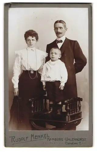 Fotografie Rudolf Henkel, Hamburg-Uhlenhorst, Canalstrasse 2 Ecke Hofweg, Portrait bürgerliches Paar mit kleinem Sohn