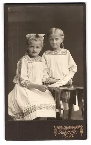 Fotografie Rudolf Pilz, Apolda, Portrait zwei Mädchen in hübschen Kleidern