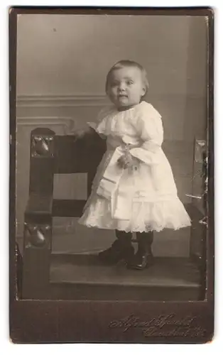 Fotografie Alfred Specht, Clausthal i /H., Portrait kleines Mädchen im weissen Kleid