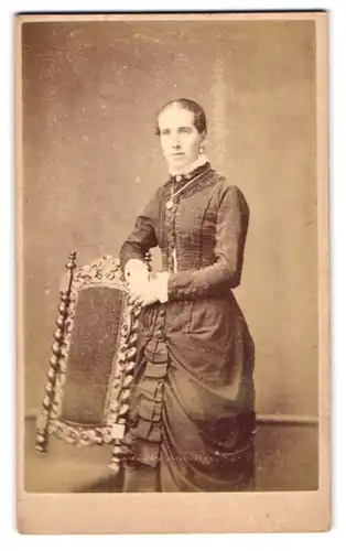 Fotografie E. G. Norton, Bath, 8, Old Bond St., Portrait junge Dame im Kleid mit Halskette