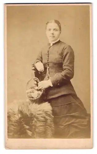 Fotografie E. G. Norton, Bath, 8, Old Bond St., Portrait junge Dame in modischer Kleidung