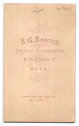 Fotografie E. G. Norton, Bath, 8, Old Bond St., Portrait junge Dame in modischer Kleidung