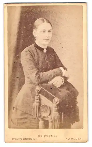 Fotografie Doidge & Co., Plymouth 169 & 170, Union Street, Portrait junge Dame in modischer Kleidung