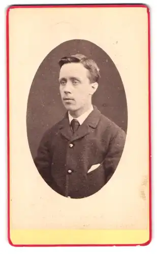 Fotografie W. C. Mitchell, Honiton /Devon, New Street, Brustportrait junger Herr in modischer Kleidung