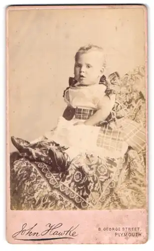 Fotografie J. Hawke, Plymouth, 8, George Street, Portrait süsses Kleinkind im Kleid