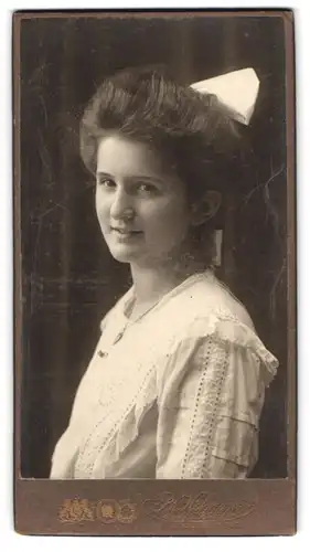 Fotografie Ph. Hofmann, Stollberg i /S., Portrait junge Dame mit Haarschleife