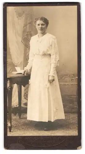 Fotografie Atelier Germania, Strausberg, Portrait junge Dame in weisser Kleidung