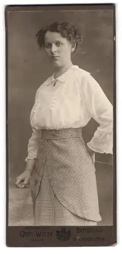 Fotografie Otto Witte G. m. b. H., Berlin-SO, Skalitzer-Str. 54, Portrait junge Dame in weisser Bluse und Rock