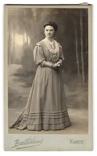 Fotografie Barthélemy, Nancy, 17, Rue St. Dizier, Portrait bürgerliche Dame mit Kleid