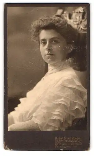 Fotografie Hahn Nachfolger, Dresden-Altstadt, Ferdinand-Strasse 11, Portrait junge Dame in hübscher Kleidung