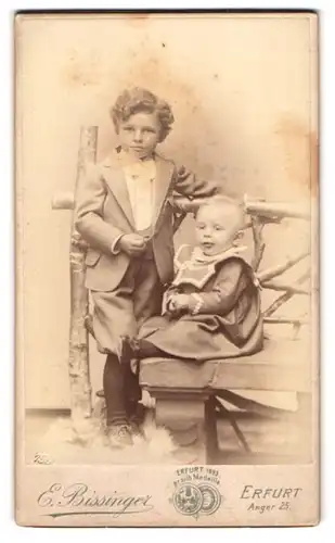 Fotografie E. Bissinger, Erfurt, Anger 25, Portrait kleiner Junge im Anzug mit Kleinkind