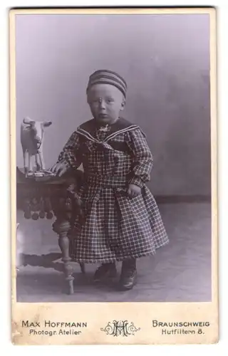 Fotografie Max Hoffmann, Braunschweig, Hutfiltern 8, Portrait kleines Mädchen im karierten Kleid