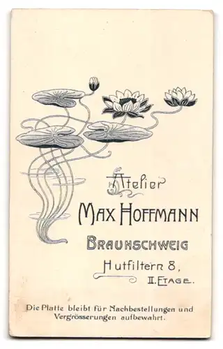 Fotografie Max Hoffmann, Braunschweig, Hutfiltern 8, Portrait kleines Mädchen im karierten Kleid