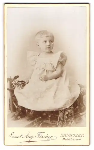 Fotografie E. A. Fischer, Hannover, Mehlstrasse 6, Portrait kleines Mädchen im Kleid