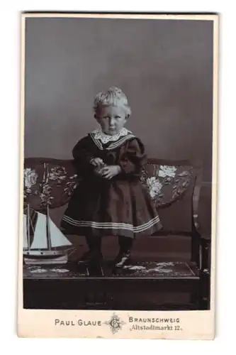 Fotografie Paul Glaue, Braunschweig, Altdstadtmarkt 12, Portrait kleines Mädchen im Matrosenkleid