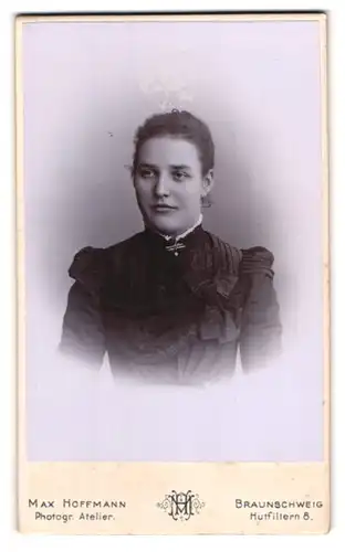 Fotografie Max Hoffmann, Braunschweig, Hutfiltern 8, Portrait junge Dame im Kleid mit Kragenbrosche
