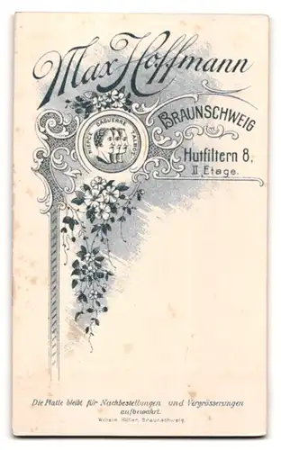 Fotografie Max Hoffmann, Braunschweig, Hutfiltern 8, Portrait junge Dame im Kleid mit Kragenbrosche