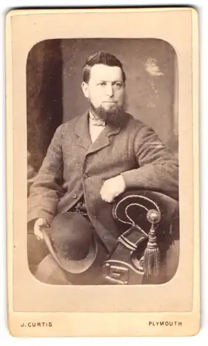 Fotografie J. Curtis, Plymouth, Portrait bürgerlicher Herr mit Bart