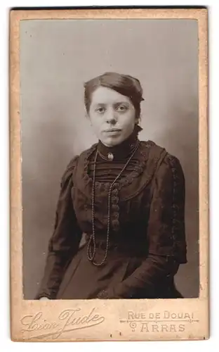 Fotografie Léon Jude, Arras, Rue de Douai, Portrait junge Dame im hübschen Kleid