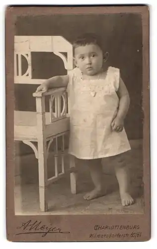 Fotografie A. Meyer, Berlin-Charlottenburg, Wilmersdorferstrasse 60-61, Portrait kleines Mädchen im Hemd mit Herzkette