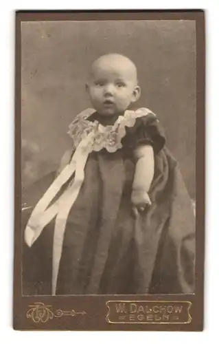 Fotografie W. Dalchow, Egeln, Portrait süsses Kleinkind im langen Kleid