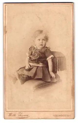 Fotografie Wilh. Thieme, Halberstadt, Portrait kleines Mädchen im Kleid