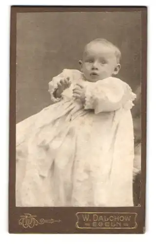 Fotografie W. Dalchow, Egeln, Portrait süsses Kleinkind im langen Kleid
