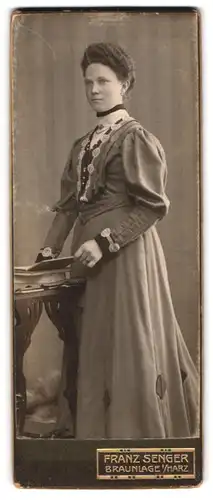 Fotografie Franz Senger, Braunlage i /Harz, Portrait junge Dame im hübschen Kleid