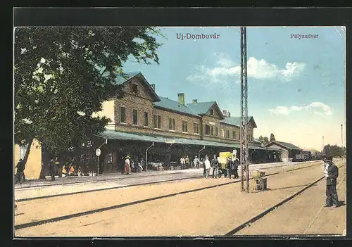 AK Dombovár, Menschen warten am Bahnhof