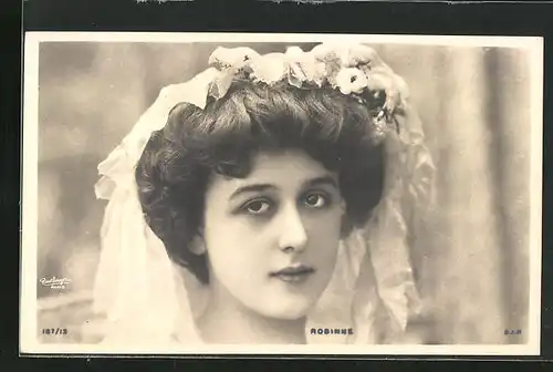 Foto-AK Atelier Reutlinger, Paris: Schauspielerin Robinne mit elegantem Kopfschmuck