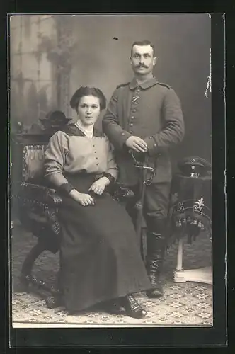 AK Soldat in Uniform mit seiner Braut, Uniformfoto