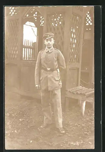 AK Soldat in Uniform stehend porträtiert, Uniformfoto