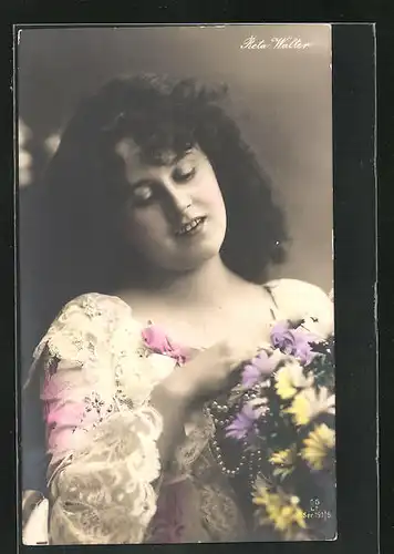 AK Opernsängerin Reta Walter im Kostüm mit einem Blumenstrauss
