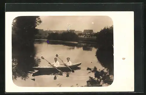 AK Zwei Männer im Ruderboot auf dem Wasser