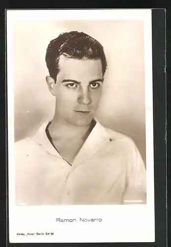 AK Schauspieler Ramon Novarro im Hemd mit ernsten Blick