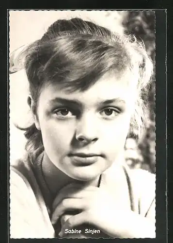 AK Schauspielerin Sabine Sinjen nachdenklich in die Kamera schauend