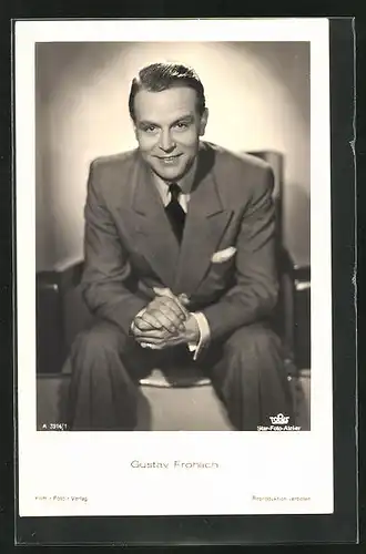 AK Schauspieler Gustav Fröhlich im Anzug auf einem Stuhl sitzend