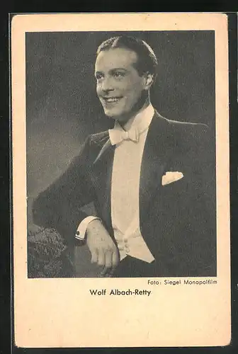 AK Schauspieler Wolf Albach-Retty im Anzug zur Seite lächelnd