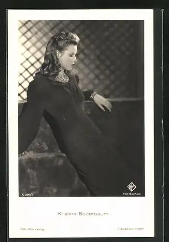 AK Schauspielerin Kristina Söderbaum nachdenklich an eine Wand gelehnt