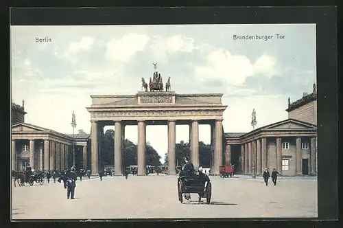 AK Berlin, Brandenburger Tor mit Strassenbahnverkehr im Hintergrund