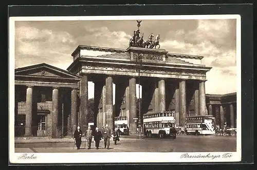 AK Berlin, Doppeldeckerbusse durchfahren das Brandenburger Tor