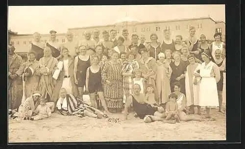AK Bademode, Männer, Frauen und Kinder am Strand