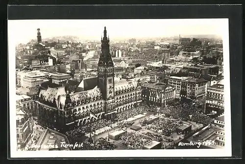 AK Hamburg, Deutsches Turnfest 1953, Fliegeraufnahme des Rathauses mit dem Vorplatz