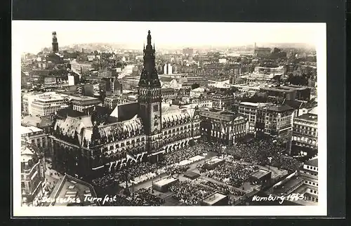 AK Hamburg, Deutsches Turnfest 1953, Blick auf das Rathaus und die Turner, Fliegeraufnahme