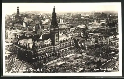 AK Hamburg, Deutsches Turnfest 1953, die Turner vor dem Rathaus, Fliegeraufnahme