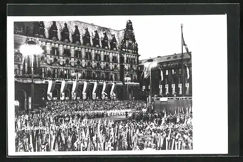 AK Hamburg, Deutsches Turnfest 1953, Turner mit Fahnen vor dem Rathaus